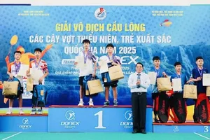 Các tay vợt có thành tích đã được trao huy chương tại giải. Ảnh: VBF
