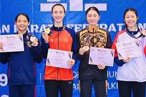 Võ sĩ Nguyễn Thị Diệu Ly (áo đỏ) là VĐV có chuyên môn tốt của karate trẻ Việt Nam. Ảnh: AKF