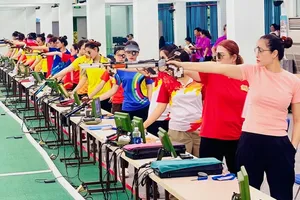 Xạ thủ thi đấu tại giải tay súng xuất sắc quốc gia 2025. Ảnh: VŨ ANH