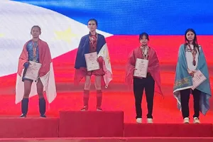 Võ sĩ Thu Thủy (thứ 2 từ phải qua) đã giành HCĐ tại giải vô địch trẻ MMA châu Á lần thứ nhất năm 2025. Ảnh: NGỌC HÒA