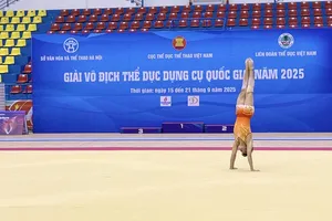 VĐV thi đấu bài thể dục tự do trong ngày khai màn giải TDDC quốc gia 2025. Ảnh: MINH CHIẾN