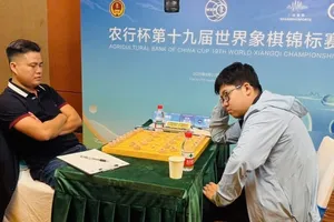 Lại Lý Huynh thi đấu với Mạnh Phồn Duệ ở vòng 6. Ảnh: VXF