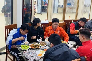 VĐV được phục vụ bữa ăn để đảm bảo dinh dưỡng tốt nhất. Ảnh: MINH CHIẾN