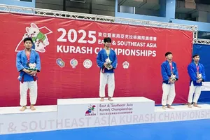 Võ sĩ Chu Đức Đạt (ngoài cùng bên trái) giành HCB cho đội tuyển kurash Việt Nam. Ảnh: NGUYỄN HỮU
