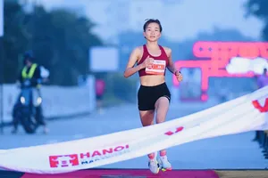 Nguyễn Thị Oanh về nhất nội dung bán marathon 21km với thời gian tốt nhất. Ảnh: THM