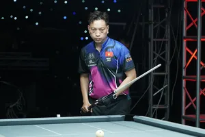 Dương Quốc Hoàng tập luyện tại Cung điền kinh trong nhà Mỹ Đình (Hà Nội) trước khi thi đấu chính thức. Ảnh: HUY HOÀNG 