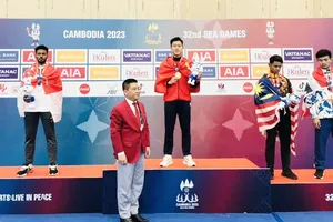 Tuyển thủ Nguyễn Tấn Sang được vinh dự nhận giải thưởng "Thanh niên sống đẹp". Ảnh: CỤC TDTT VIỆT NAM