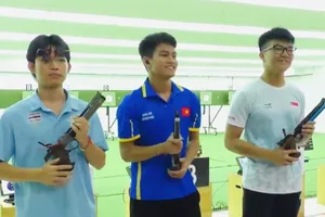 Xạ thủ Lê Tuấn Anh (giữa) đã giành HCV nội dung 10m súng ngắn hơi trẻ tại giải vô địch Đông Nam Á 2025. Ảnh: VŨ ANH