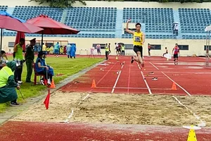 Phạm Xuân Tiến giành HCV cho đội TPHCM tại ngày đầu của giải điền kinh trẻ quốc gia 2025. Ảnh: TRỊNH ĐỨC