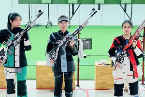 Xạ thủ Phí Thanh Thảo (giữa) đã giành HCV tại giải vô địch Đông Nam Á 2025 và phá kỷ lục. Ảnh: MINH MINH