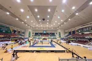 Khán đài nhà thi đấu tỉnh Ninh Bình không có đông người cổ vũ vào xem trực tiếp những trận đã diễn ra tới lúc này. Ảnh: MINH CHIẾN