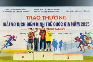 Các VĐV tham dự nội dung 100m nam nhận thành tích huy chương tại giải. Ảnh: TRỊNH ĐỨC