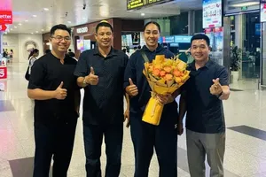 Ban huấn luyện đội bóng chuyền nữ Hà Nội chào đón ngoại binh tới thi đấu. Ảnh: HỮU BÌNH