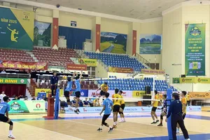 Hai đội Tây Ninh và Sanest Khánh Hòa đã thi đấu trận cống hiến nhằm tranh tấm vé trụ hạng. Ảnh: MINH CHIẾN