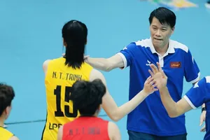 HLV Thái Thanh Tùng đã đưa đội chủ nhà nữ Ninh Bình vào trận chung kết giải năm nay. Ảnh: DŨNG PHƯƠNG