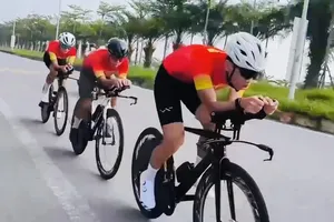 Đội tuyển xe đạp Việt Nam đang tập luyện cho các cua-rơ trẻ ở Đà Nẵng trước khi sang Bahrain thi đấu. Ảnh: VCF