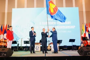 Bộ trưởng Nguyễn Văn Hùng trao cờ ASEAN cho quốc gia chủ nhà AMMS-9 là Campuchia. Ảnh: LƯỢNG LƯỢNG