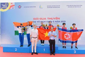 Hai tuyển thủ Dư Thị Bông và Hà Thị Vui giành HCV nội dung thuyền đôi nữ hạng nhẹ. Ảnh: HẢI ĐƯỜNG