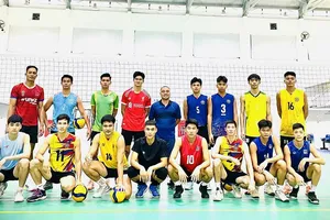 Kuon Mom (hàng sau ngoài cùng bên trái) sẽ tiếp tục sang Việt Nam thi đấu năm 2026 cùng đội Hà Nội. Ảnh: HANOIVOLEYBALL