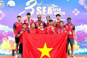 Nguyễn Huy Hoàng và nhiều VĐV đội tuyển bơi được Bằng khen của Bộ VH-TT-DL khi đạt kết quả cao tại giải vô địch mặt nước mở Đông Nam Á 2025. Ảnh: HOÀNG VŨ