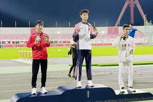 VĐV Bùi Tuấn Tú (áo đỏ) đã giành được HCB tại Đại hội thể thao trẻ châu Á 2025. Ảnh: TRUNG THÀNH