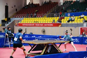 Các tay vợt bắt đầu tranh tài trong ngày khai mạc 27-10. Ảnh: NAM HẢI