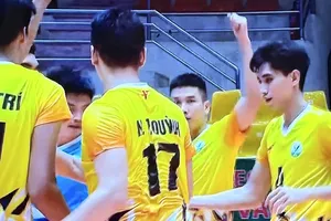 Đội nam Vĩnh Long giành quyền vào bán kết sau khi thắng Bộ tư lệnh cảnh sát Cơ động ở tứ kết. Ảnh: MINH MINH