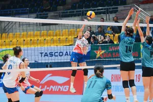 Đội nữ Hà Nội (áo trắng) sẽ thi đấu bán kết trong ngày 31-10 để tìm tấm vé vào chung kết giải năm nay. Ảnh: VFV