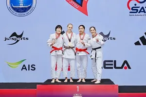 Võ sĩ Phùng Thị Huệ (ngoài cùng bên trái) giành nhiều kết quả tại giải thế giới 2025. Ảnh: WORLDJUJITSU