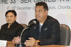 HLV Kiattipong Radchatagriengkai trao đổi với báo giới Thái Lan về mục tiêu chuyên môn SEA Games 33. Ảnh: NATION