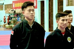 Võ sĩ Nguyễn Tấn Sang vừa được khen thưởng Huân chương Lao động hạng Nhì. Ảnh: MINH CHIẾN