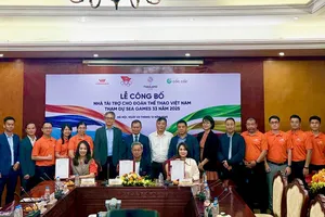 Trưởng đoàn thể thao Việt Nam chứng kiến các đơn vị đồng hành ra mắt chương trình hỗ trợ thành viên sẽ tham dự SEA Games 33-2025. Ảnh: MINH CHIẾN