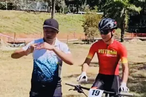 Cua-rơ xe đạp địa hình được Ban huấn luyện điều chỉnh chuyên môn trong những buổi tập vừa qua. Ảnh: VCF