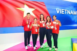 Tuyển thủ Nguyễn Thị Hương (thứ 2 từ trái qua) là gương mặt canoeing được kỳ vọng giành huy chương tại ngày 10-12. Ảnh: DŨNG PHƯƠNG