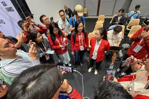 Ban huấn luyện đội tuyển taekwondo Việt Nam phản ứng trước việc bị chấm điểm thua. Ảnh: DŨNG PHƯƠNG