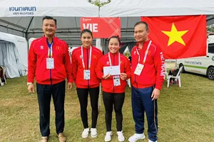 Diệp Thị Hương và Nguyễn Thị Hương đã được động viên tinh thần khi giành HCV tại SEA Games 33-2025. Ảnh: DŨNG PHƯƠNG