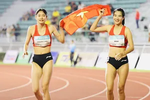Bùi Thị Ngân (phải) đã về đích đầu tiên cự ly 1.500m nữ SEA Games 33-2025. Ảnh: DŨNG PHƯƠNG