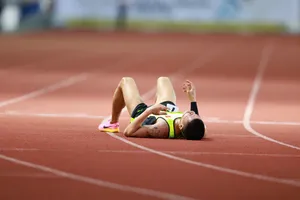 Sầm Văn Đời đổ ngã ngay khi về đích. Ảnh: DŨNG PHƯƠNG