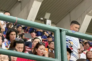 Cựu tuyển thủ điền kinh Bùi Thị Thu Thảo có mặt trên sân cổ vũ đội tuyển điền kinh Việt Nam thi đấu SEA Games 33-2025. Ảnh: MINH CHIẾN