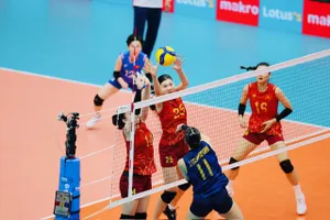 Cầu thủ Việt Nam đã thi đấu hấp dẫn và quyết liệt trong trận chung kết. Ảnh: DŨNG PHƯƠNG