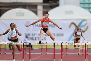 Quách Thị Lan thi đấu và giành ngôi vô địch 400m rào nữ. Ảnh: DŨNG PHƯƠNG