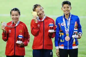 Nguyễn Thị Oanh đã có tấm HCV đầu tiên trong nội dung 5.000m nữ tại SEA Games 33-2025. Ảnh: DŨNG PHƯƠNG