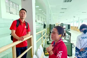 HLV Trần Quốc Cường vẫn động viên tích cực cho các học trò sau khi chỉ giành HCB tại chung kết bài bắn ngày 15-12. Ảnh: MINH CHIẾN