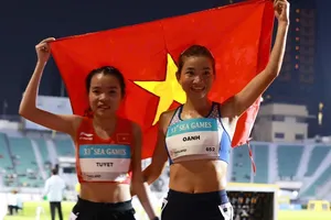 Nguyễn Thị Oanh và Lê Thị Tuyết đã ăn mừng chiến thắng tại cự ly 10.000m nữ. Ảnh: DŨNG PHƯƠNG