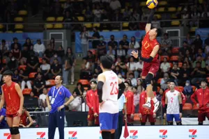 Ngọc Thuân và đồng đội đã nỗ lực tấn công trước hàng chắn Thái Lan nhưng không có điểm số quyết định. Ảnh: DŨNG PHƯƠNG