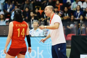 HLV Nguyễn Tuấn Kiệt cũng có những tiếc nuối khi đội tuyển bóng chuyền nữ Việt Nam thua ở chung kết. Ảnh: DŨNG PHƯƠNG