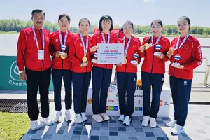 Đội đua thuyền rowing nữ 4 người của Việt Nam giành HCV trong ngày thi đấu 16-12 tại SEA Games 33-2025. Ảnh: ĐOÀN TTVN