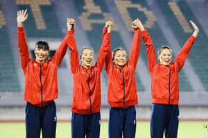 Lê Thị Tuyết Mai (thứ 2 từ phải qua) là gương mặt trẻ nhất đội hình tiếp sức 4x400m nữ của Việt Nam tại SEA Games 33-2025. Ảnh: DŨNG PHƯƠNG