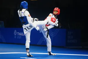 Nguyễn Hồng Trọng (đỏ) đã có tấm HCV tại SEA Games 33-2025. Ảnh: DŨNG PHƯƠNG