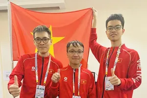 Bành Gia Huy (phải) tiếp tục thi đấu ngay sau SEA Games 33-2025. Ảnh: MINH THẮNG